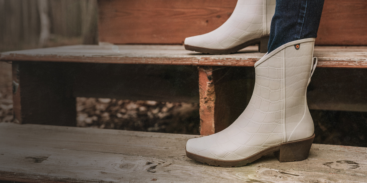 Image features the Jolene mid on a set of wood steps.