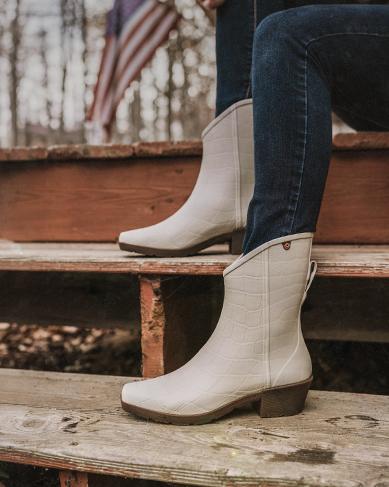 Image features the Jolene mid on a set of wood steps.